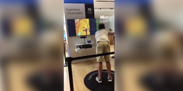 在虛擬世界中掉下懸崖，這名VR玩家真的摔倒了