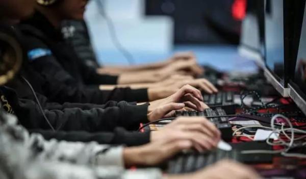 探秘國(guó)內(nèi)首家電競(jìng)學(xué)院：學(xué)生大多都是富二代，父母寵愛