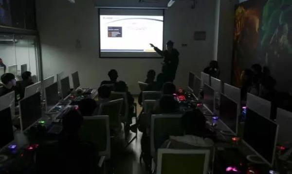 探秘國內(nèi)首家電競學院：學生大多都是富二代，父母寵愛
