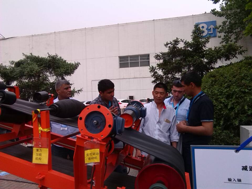 由電動<a href=http://zwbjp.com.cn target=_blank class=infotextkey>托輥</a>實現(xiàn)的多動力驅(qū)動<a href=http://zwbjp.com.cn target=_blank class=infotextkey>帶式輸送機</a>實驗演示圖片