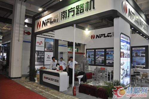 南方路機(jī)展臺(tái)