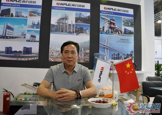 南方路機(jī)市場(chǎng)總監(jiān)周煒先生（右一）接受工程機(jī)械網(wǎng)記者專訪  