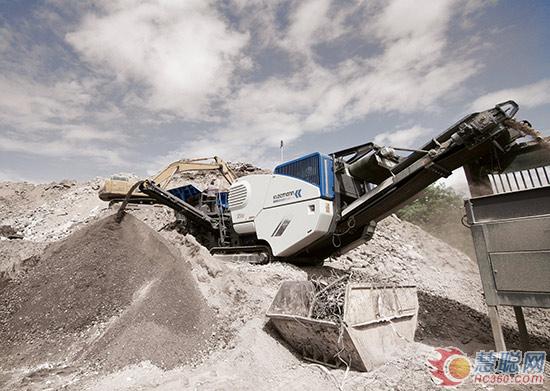 mc110z_grathwohl 新款MC 110 Z EVO破碎設(shè)備在德國(guó)的一個(gè)工地再生混合建筑垃圾。這類原料中通常含有大量的細(xì)料，因此有效的預(yù)篩分非常關(guān)鍵。