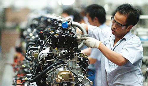 中國制造進(jìn)入陣痛期 創(chuàng)新與出?；虺闪妓? /></div><br/>　　目前我國在制造業(yè)規(guī)模上已經(jīng)處于領(lǐng)先地位，但在中國經(jīng)濟(jì)進(jìn)入新常態(tài)的大背景下，中國制造也經(jīng)歷過一陣不小的陣痛。適應(yīng)和引領(lǐng)經(jīng)濟(jì)發(fā)展新常態(tài)，推進(jìn)供給側(cè)結(jié)構(gòu)性改革，根本要靠創(chuàng)新。<br/>　　近年來，中國制造在尖端領(lǐng)域一路攻城略地，許多創(chuàng)新成果不僅填補(bǔ)了國內(nèi)空白，更在國際上奪得一席之地，使得諸多關(guān)鍵技術(shù)不再被國外壟斷巨頭“卡脖子”，由此打造出一批以高新技術(shù)著稱的中國品牌。<br/>　　目前我國在制造業(yè)規(guī)模上已經(jīng)處于領(lǐng)先地位，與第一和第二方陣的差距主要體現(xiàn)在質(zhì)量效益和可持續(xù)發(fā)展能力上。在質(zhì)量效益方面，我國制造業(yè)擁有的知名品牌較少，勞動(dòng)生產(chǎn)率低，銷售利潤率也較低；而在可持續(xù)發(fā)展方面，我國的研發(fā)創(chuàng)新能力近年有很大提高。<br/>　　實(shí)際上，在中國經(jīng)濟(jì)進(jìn)入新常態(tài)的大背景下，中國制造也經(jīng)歷過一陣不小的陣痛。產(chǎn)能過剩、成本高企、附加值低、發(fā)展失衡……中國制造大而不強(qiáng)的問題一直存在，中國品牌影響力和海外滲透情況也不容樂觀。究其根源，主要癥結(jié)就在于創(chuàng)新能力不足、科技含量偏低。<br/>　　那么中國制造需要怎樣的“氣質(zhì)”？如何推動(dòng)制造業(yè)轉(zhuǎn)型升級(jí)，加強(qiáng)制造強(qiáng)國建設(shè)？習(xí)近平總書記就曾指出：適應(yīng)和引領(lǐng)經(jīng)濟(jì)發(fā)展新常態(tài)，推進(jìn)供給側(cè)結(jié)構(gòu)性改革，根本要靠創(chuàng)新。惟創(chuàng)新者勝，中國制造的難題只能在中國創(chuàng)造中求解。<br/>　　2017上半年，依靠創(chuàng)新驅(qū)動(dòng)，中國制造在關(guān)鍵核心技術(shù)領(lǐng)域取得了一個(gè)又一個(gè)的突破，新技術(shù)、新產(chǎn)品的涌現(xiàn)，正在讓中國制造更給力。<br/>　　為更好地打造中國品牌名片，近日召開的國務(wù)院常務(wù)會(huì)議指出，在東中西部選擇部分城市或城市群建設(shè)國家級(jí)示范區(qū)，要聚焦創(chuàng)新體制機(jī)制、深化開放合作、破解制造業(yè)發(fā)展瓶頸，與“互聯(lián)網(wǎng)+”“雙創(chuàng)”結(jié)合，打造先進(jìn)制造工業(yè)云平臺(tái)，在創(chuàng)新體系建設(shè)、智能和綠色制造等方面先行先試。<br/>　　建設(shè)“制造強(qiáng)國”，培養(yǎng)創(chuàng)新能力，同樣離不開先進(jìn)的工業(yè)文化體系的建設(shè)，這就需要不斷提升工業(yè)文化素養(yǎng)，培養(yǎng)大國工匠精神，將培育和建設(shè)中國特色工業(yè)文化作為實(shí)施制造強(qiáng)國戰(zhàn)略的基礎(chǔ)。<br/>　　此外，“海外有點(diǎn)”已經(jīng)成為中國制造業(yè)新動(dòng)向。盡管早在十多年前，就陸續(xù)有中國制造企業(yè)走出國門，在海外銷售產(chǎn)品或投資建廠，但總體規(guī)模較小。近兩年，企業(yè)出海進(jìn)入加速期。根據(jù)商務(wù)部數(shù)據(jù)，2016年中國境內(nèi)投資者共對(duì)全球164個(gè)國家和地區(qū)的7961家境外企業(yè)進(jìn)行了非金融類直接投資，累計(jì)實(shí)現(xiàn)對(duì)外投資11299.2億元，同比增長53.7%。<br/>　　隨著本土產(chǎn)業(yè)的強(qiáng)大，以及企業(yè)出海的加速，2025年，中國將從目前的第三方陣邁入第二方陣，但還是第二方陣的較低水平。到時(shí)候日、德制造業(yè)也會(huì)邁進(jìn)一大步，但日、德畢竟已經(jīng)過了快速發(fā)展階段，中國和這兩國之間的差距會(huì)明顯縮小。憑借著中國本土巨大市場，及后期海外市場擴(kuò)張，中國制造將在世界舞臺(tái)熠熠發(fā)光。</p>

    <br />

(責(zé)任編輯：&nbsp;&nbsp;來源：&nbsp;&nbsp;時(shí)間：2017-08-17)  
 
    <br />

Keywords（關(guān)鍵詞）：
長距離皮帶托輥傳輸機(jī)<br /><br />

<div align="center"></div>


<div   id="saeiwqk"   class="line"></div>

上一篇：<a href=