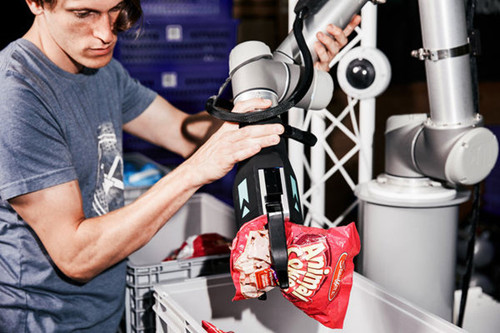 工業(yè)機器人產(chǎn)業(yè)強勢崛起 亟需安全與人才兩手抓