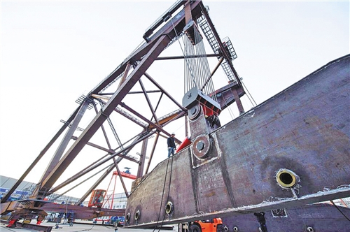 國(guó)內(nèi)最大的橋面吊機(jī)成功下線