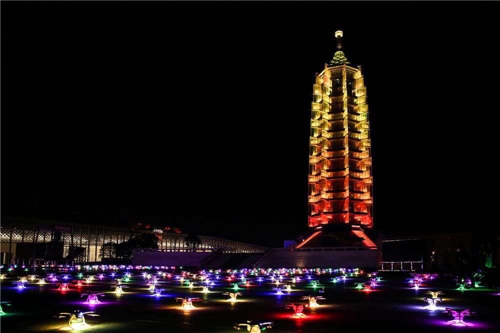 江蘇衛(wèi)視打造無人機(jī)燈光秀_宇辰網(wǎng)_讓世界讀懂無人機(jī)_全球?qū)I(yè)無人機(jī)服務(wù)資訊平臺
