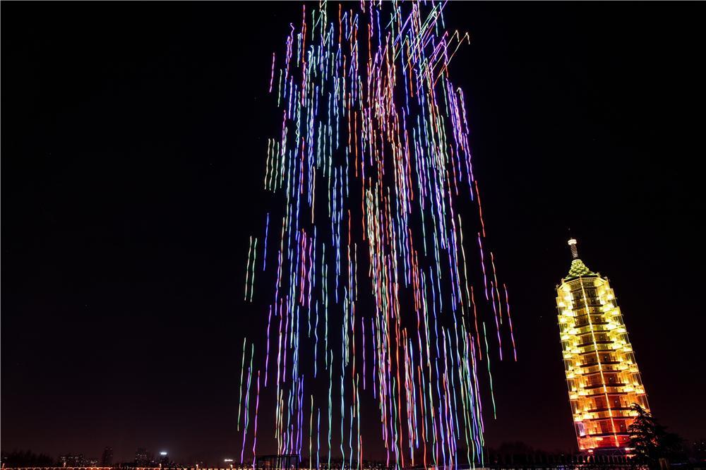 江蘇衛(wèi)視打造無人機(jī)燈光秀_宇辰網(wǎng)_讓世界讀懂無人機(jī)_全球?qū)I(yè)無人機(jī)服務(wù)資訊平臺