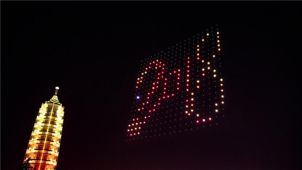 江蘇衛(wèi)視打造無人機(jī)燈光秀_宇辰網(wǎng)_讓世界讀懂無人機(jī)_全球?qū)I(yè)無人機(jī)服務(wù)資訊平臺