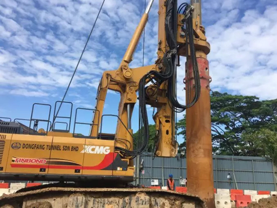 在馬來(lái)西亞吉隆坡施工的徐工旋挖鉆機(jī)