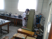 技術(shù)中心對(duì)軸承進(jìn)行檢驗(yàn)