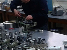 技術(shù)中心對(duì)軸承進(jìn)行檢驗(yàn)